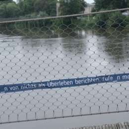 könnte_n von nichts als Überleben berichten. rufe_n monatelang nicht an.