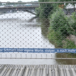 stolper_n vor Schmerz über eigene Worte. stolper_n noch mehr beim Bemerken.