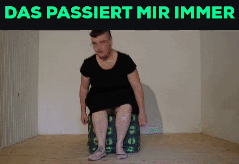 Ein Gif. Oben in Knallgrün auf Schwarzem Grund die Worte: das passiert mir immer. Darunter versucht Tristan Marie sich auf einen würfelförmigen Polsterhocker zu setzen. Nin findet kein Gleichgewicht und fällt mit dem Hocker seitwärts um. Im Fall wedelt nin mit dem Armen.