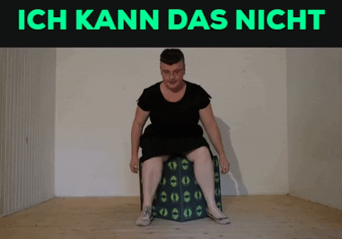 Ein Gif. Oben in Knallgrün auf Schwarzem Grund die Worte: ich kann das nicht. Darunter versucht Tristan Marie sich auf einen würfelförmigen Polsterhocker zu setzen. Nin findet kein Gleichgewicht und fällt mit dem Hocker hintenüber. Im Fall wedelt nin mit dem Armen. Beim Aufkommen scheint nin Au zu sagen.