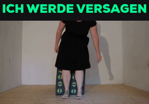 Ein Gif. Oben in Knallgrün auf Schwarzem Grund die Worte: ich werde versagen. Darunter versucht Tristan Marie sich auf einen würfelförmigen Polsterhocker zu setzen. Nin findet kein Gleichgewicht und fällt mit dem Hocker hintenüber. Im Fall wedelt nin mit dem Armen.