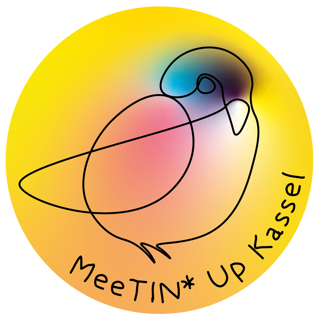 Link zum Blog von MeeTIN* Up Kassel. Ein gelber Kreis mit Farbklecksen in Lila, Hellblau, Rosa und Weiß. Die Farbkleckse verlaufen in einander und in die gelbe Fläche. Die Farbkleckse sind mit einem durchlaufendem, geschwungen Strick umrandet. Dieser Strich ergibt die Form eines kleinen Vogels. Unten rechts entlang der Bildkante steht: MeeTIN*Up Kassel.