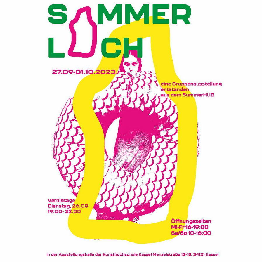 Im Hintergrund ist eine Person, die einen großen Schwimmring aufpustet. Davor steht Text: Sommerloch,eine Gruppenausstellung entstanden aus dem SummerHUB. Vernissage 26.9. 19-22 Uhr, Öffnungszeiten 27.9.-1.10.2023: Mittwoch bis Freitag 16-19 Uhr. Samstag und Sonntag 10-16 Uhr. In der Ausstellungshalle der Kunsthochschule Kassel, Menzelstraße 13-15 34121 Kassel